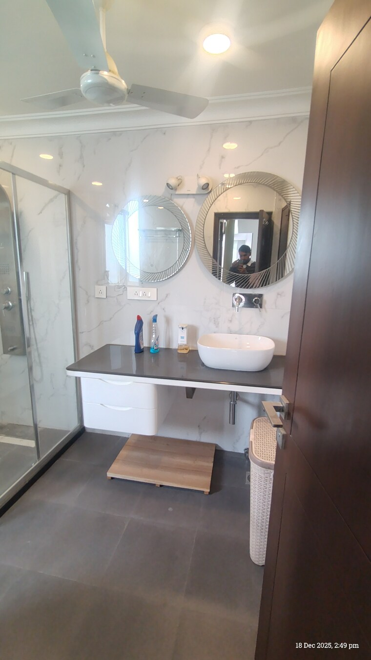 Bathroom, unitech-palms 3.5 Bedroom 2150 Sq.Ft. Apartment In South City 1 Gurgaon 9653927