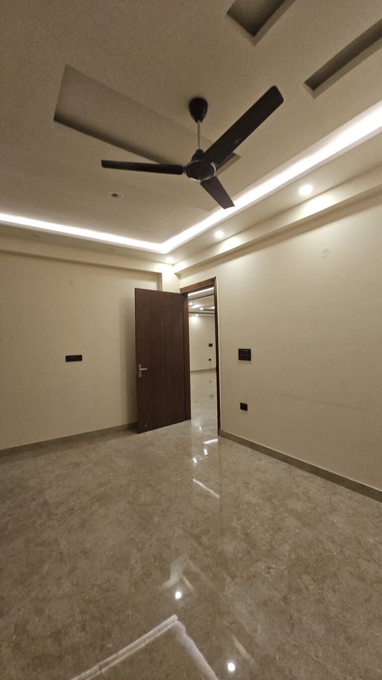 Room, sector 43 4 Bedroom 350 Sq.Mt. Independent House In Sector 43 Noida 9653929