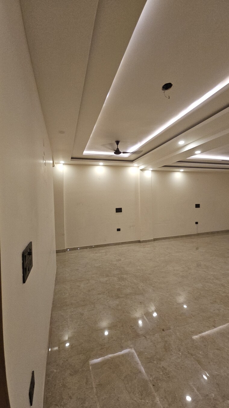 Room, sector 43 4 Bedroom 350 Sq.Mt. Independent House In Sector 43 Noida 9653929