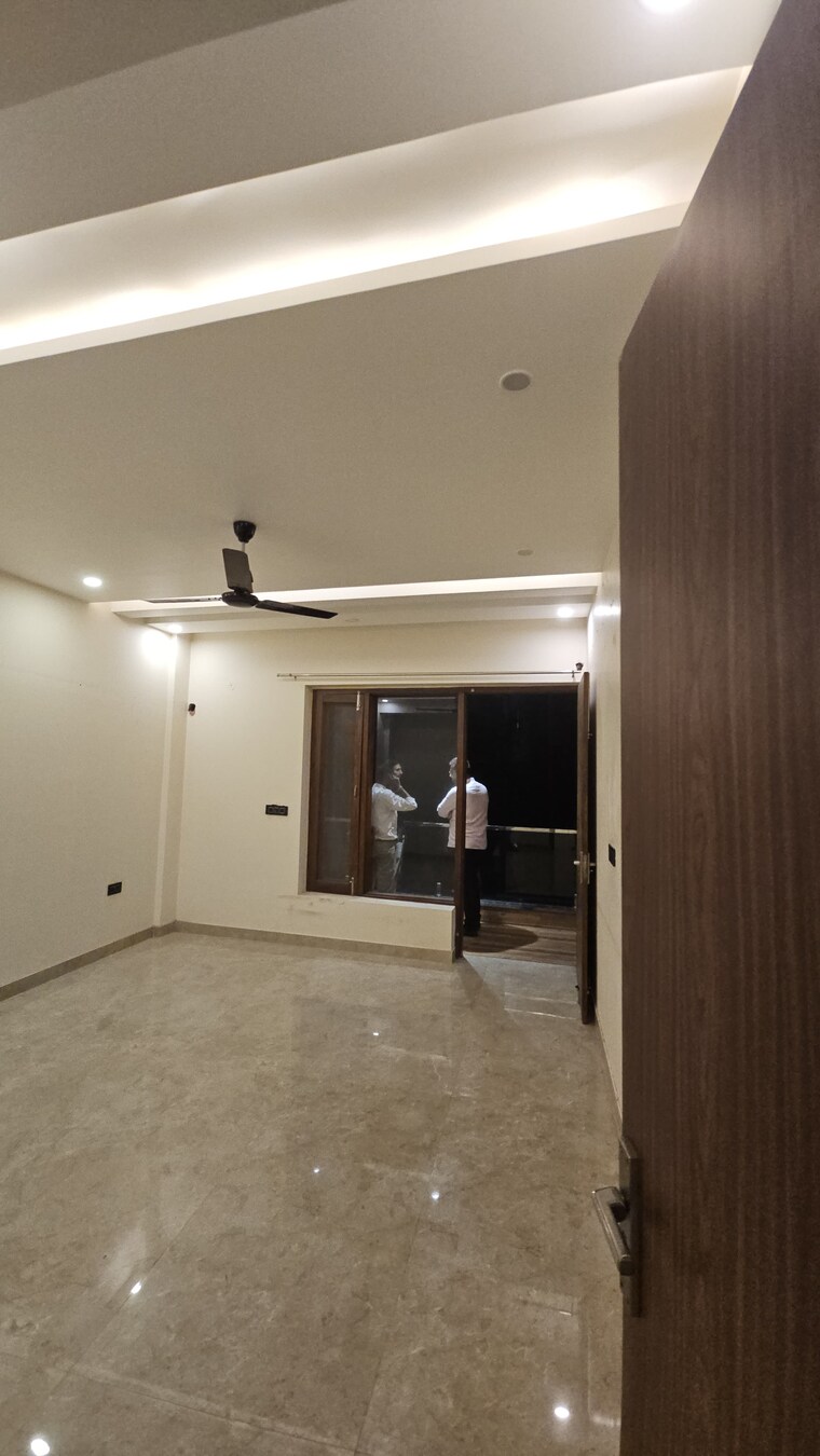 Room, sector 43 4 Bedroom 350 Sq.Mt. Independent House In Sector 43 Noida 9653929