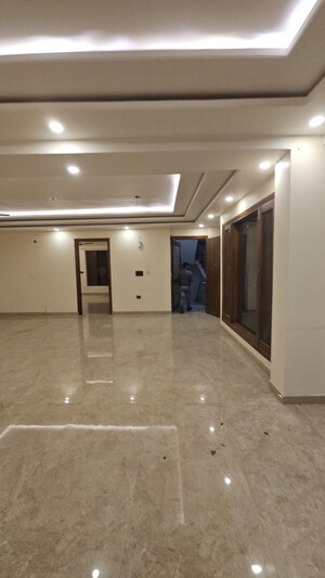 Room in 4 BHK Independent House at Sector 43 – for Rent