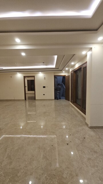 Room in 4 BHK Independent House at Sector 43 – for Rent