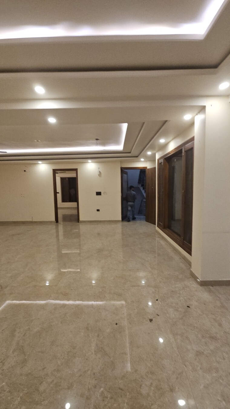 Room, sector 43 4 Bedroom 350 Sq.Mt. Independent House In Sector 43 Noida 9653929