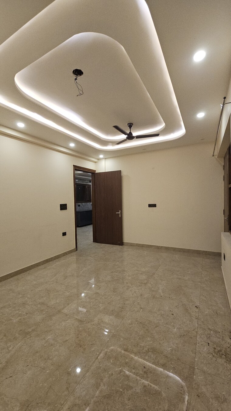 Room, sector 43 4 Bedroom 350 Sq.Mt. Independent House In Sector 43 Noida 9653929