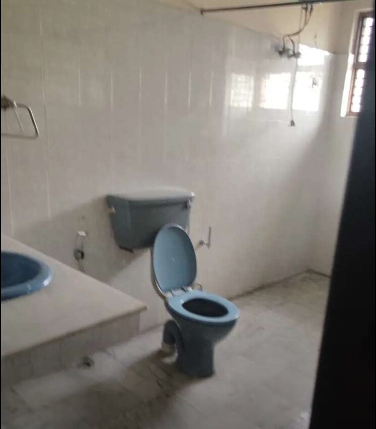 Attached Bathroom, hazratganj Commercial Office Space 1500 Sq.Ft. In Hazratganj Lucknow 9653934