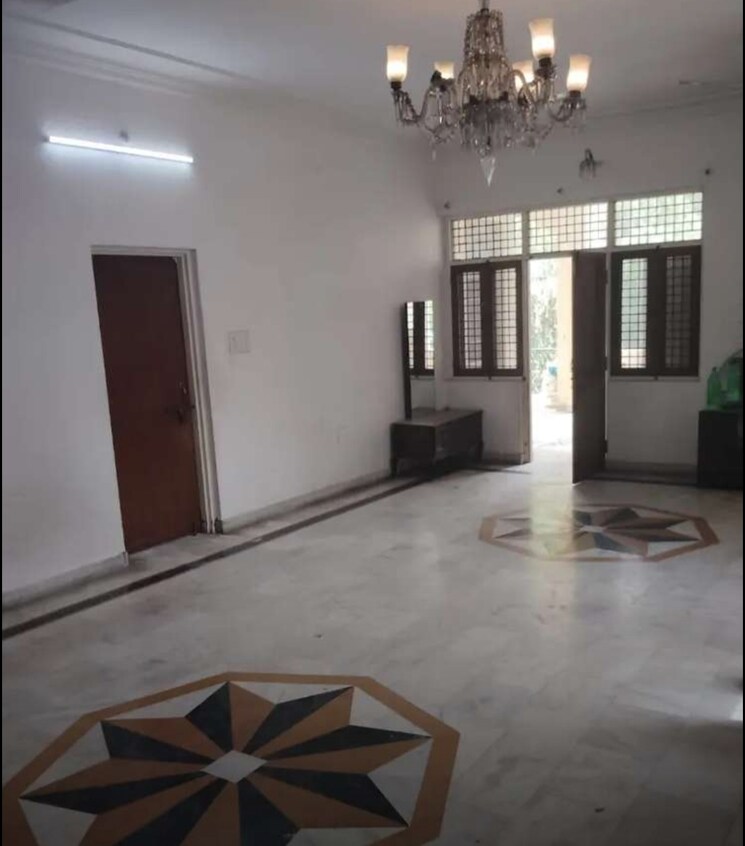 Living Room, hazratganj Commercial Office Space 1500 Sq.Ft. In Hazratganj Lucknow 9653934