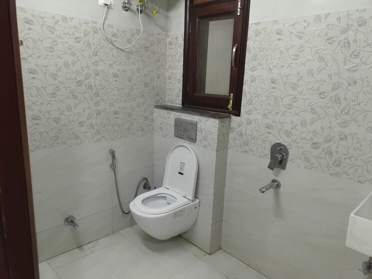 Bathroom, hauz khas 2 Bedroom 1800 Sq.Ft. Builder Floor In Hauz Khas Delhi 9653932