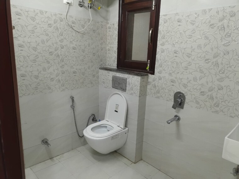 Bathroom, hauz khas 2 Bedroom 1800 Sq.Ft. Builder Floor In Hauz Khas Delhi 9653932