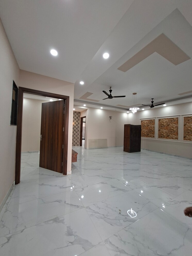 undefined, sector 99 4 Bedroom 300 Sq.Mt. Independent House In Sector 99 Noida 9653941