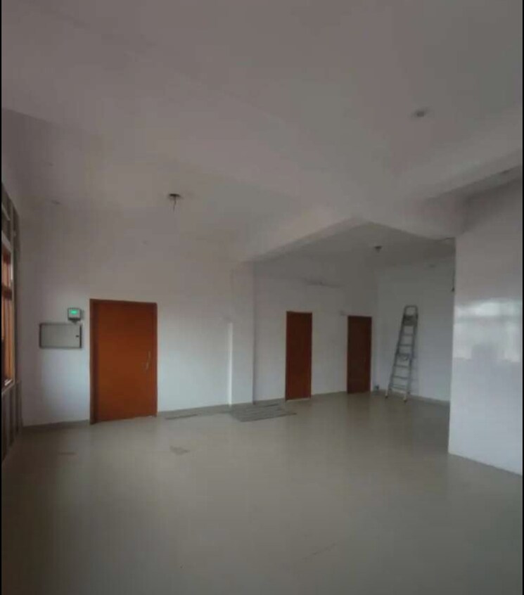 Room, hazratganj Commercial Showroom 1600 Sq.Ft. In Hazratganj Lucknow 9653955