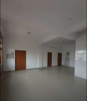 Room in  Showroom at Hazratganj – for Rent