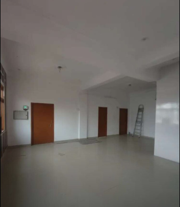 Room, hazratganj Commercial Showroom 1600 Sq.Ft. In Hazratganj Lucknow 9653955