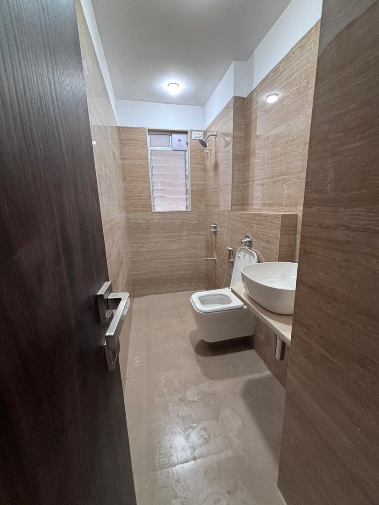 Bathroom, platinum-life 2 Bedroom 665 Sq.Ft. Apartment In Andheri West Mumbai 9654000