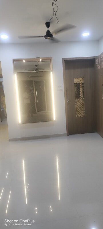 Room in 4 BHK Apartment at Raheja Imperia, Worli – for Rent