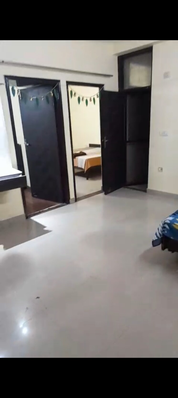 Room, sector 71 2.5 Bedroom 1250 Sq.Ft. Builder Floor In Sector 71 Noida 9654055