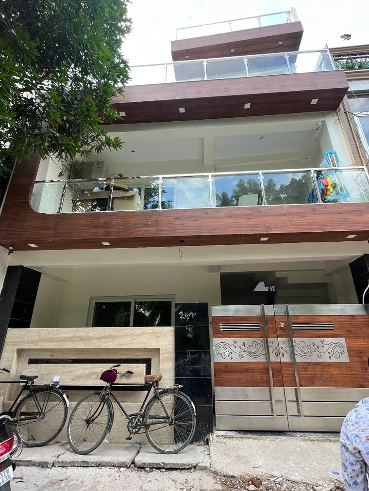 Room, gomti nagar Pg For Boys & Girls In Gomti Nagar 9654071