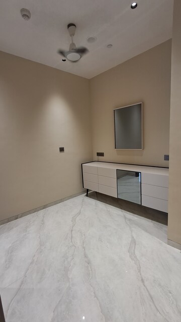 Room in 3 BHK Apartment at Indiabulls Sky Forest, Lower Parel – for Rent