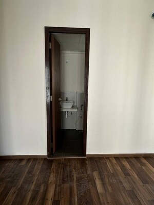 Room in 2 BHK Apartment at Piramal Vaikunth, Balkum Pada – for Rent