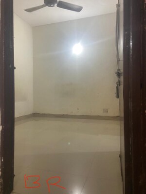 Room in 1.5 BHK Apartment at Uma Cooperative Society, Mayur Vihar 1 – for Rent