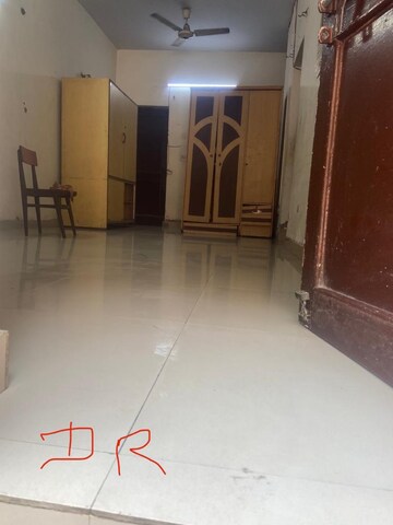 Room in 1.5 BHK Apartment at Uma Cooperative Society, Mayur Vihar 1 – for Rent