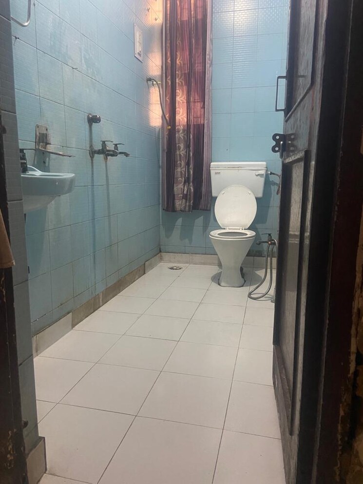 Bathroom, uma-cooperative-society 1.5 Bedroom 650 Sq.Ft. Apartment In Mayur Vihar 1 Delhi 9654126