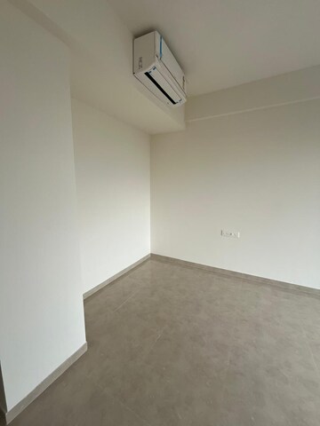 Room in 3 BHK Apartment at Indiabulls One Indiabulls, Pokhran Road No Two – for Rent