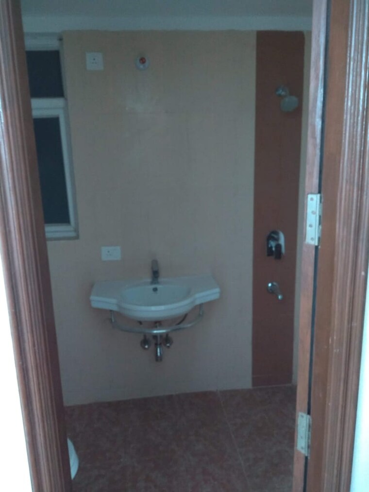 Bathroom, ramprastha-city-the-edge-towers 3 Bedroom 1800 Sq.Ft. Apartment In Sector 37d Gurgaon 9654300