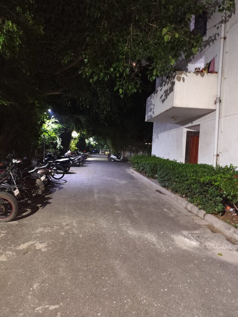  Parking, dlf-regal-gardens 1 RK 200 Sq.Ft. Apartment In Sector 90 Gurgaon 9654331