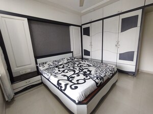 Bedroom in 3 BHK Apartment at Mulund West – for Rent