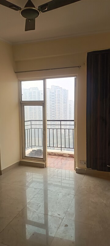 Room in 3 BHK Apartment at Gardenia Gateway, Sector 75 – for Rent
