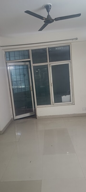 Room in 3 BHK Apartment at Amrapali Silicon City, Sector 76 – for Rent