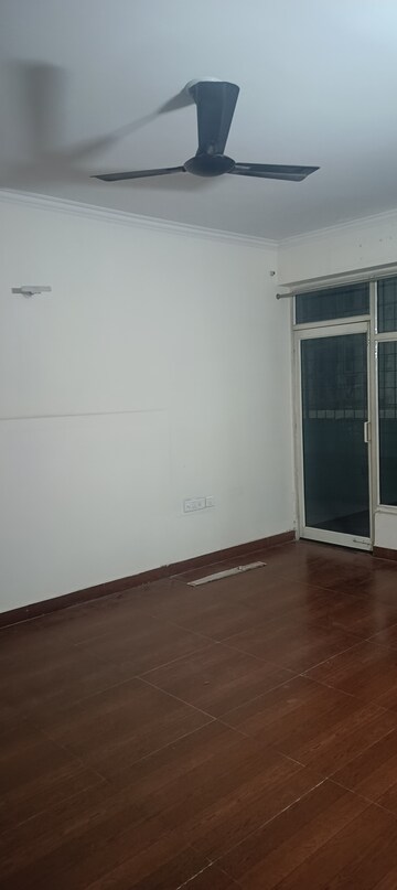 Room in 3 BHK Apartment at Amrapali Silicon City, Sector 76 – for Rent