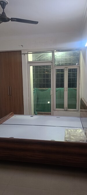 Room in 3 BHK Apartment at Amrapali Silicon City, Sector 76 – for Rent