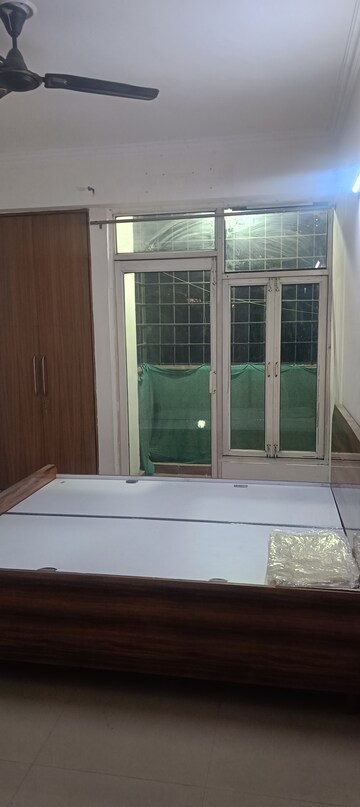 Room in 3 BHK Apartment at Amrapali Silicon City, Sector 76 – for Rent