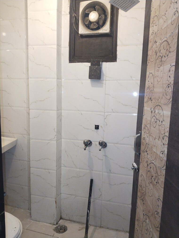 Bathroom, panchsheel vihar 1 Bedroom 400 Sq.Ft. Apartment In Panchsheel Vihar Delhi 9654411