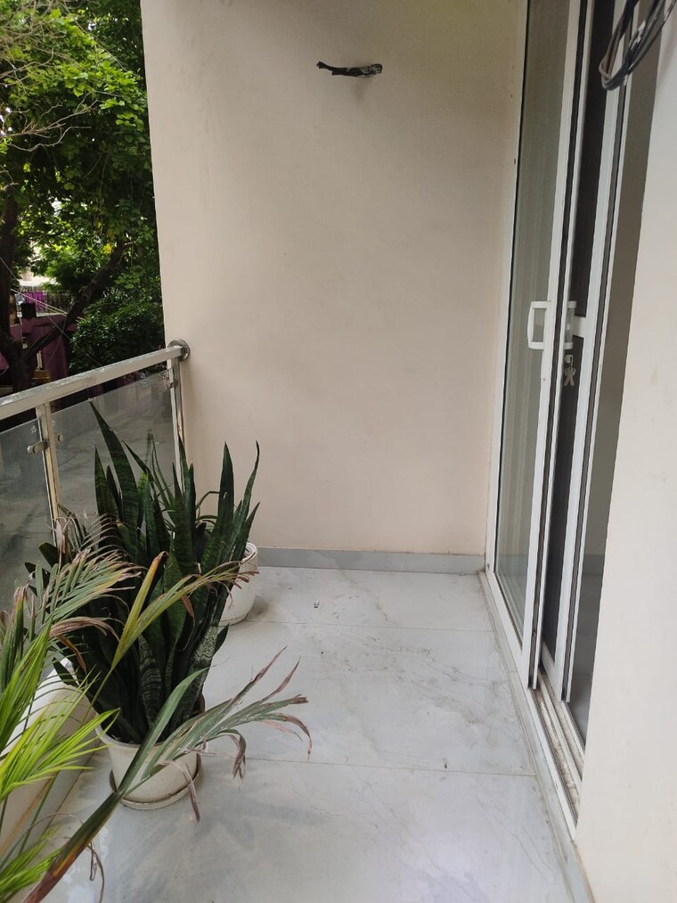 Balcony, freedom fighters enclave 4 Bedroom 1800 Sq.Ft. Builder Floor In Freedom Fighters Enclave Delhi 9654416