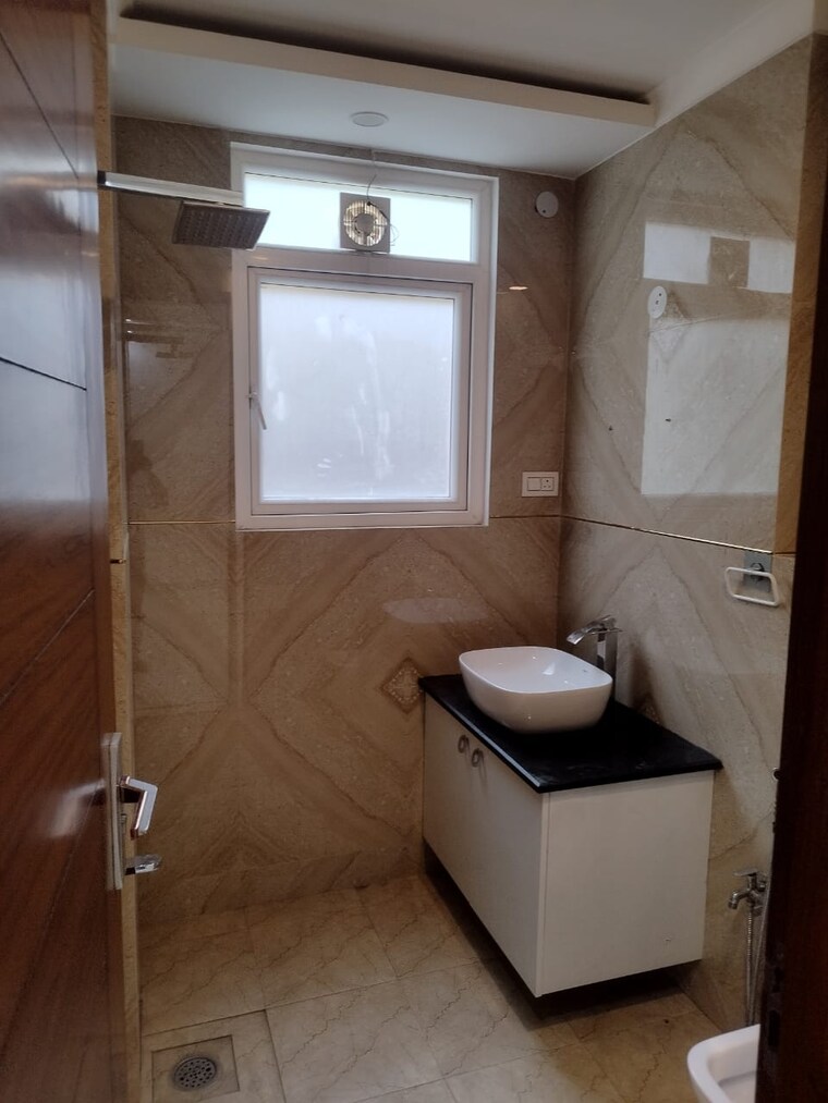 Bathroom, freedom fighters enclave 4 Bedroom 1800 Sq.Ft. Builder Floor In Freedom Fighters Enclave Delhi 9654416