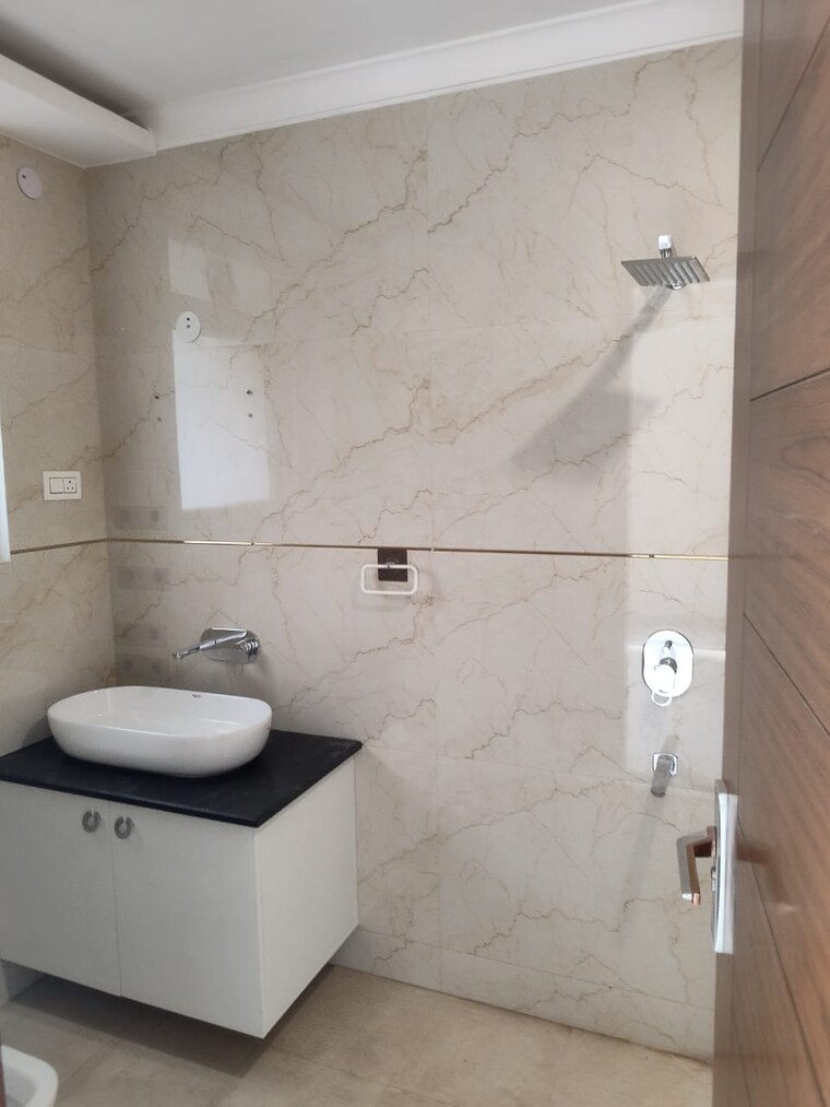 Bathroom, freedom fighters enclave 4 Bedroom 1800 Sq.Ft. Builder Floor In Freedom Fighters Enclave Delhi 9654416
