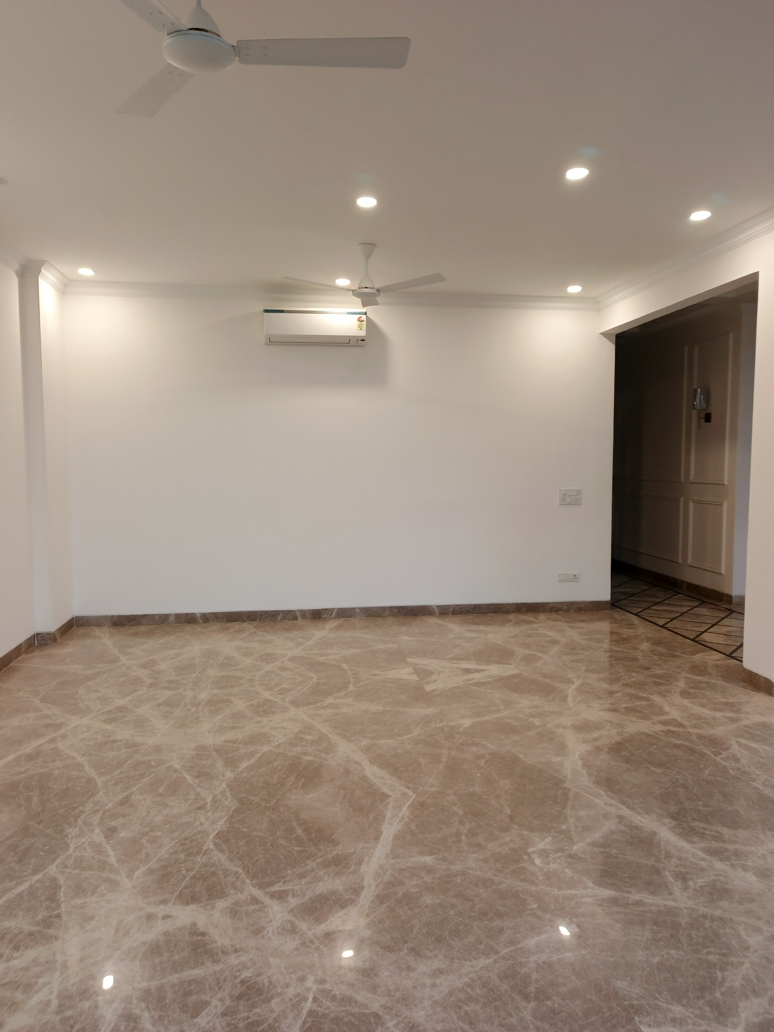 4 BHK + Servant Room Builder Floor For Rent in Defence Colony
