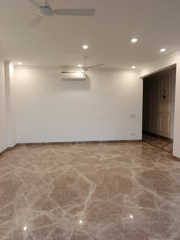 Room, defence colony 4 Bedroom 2100 Sq.Ft. Builder Floor In Defence Colony Delhi 9654418