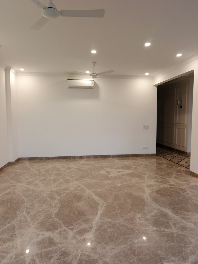 Room, defence colony 4 Bedroom 2100 Sq.Ft. Builder Floor In Defence Colony Delhi 9654418