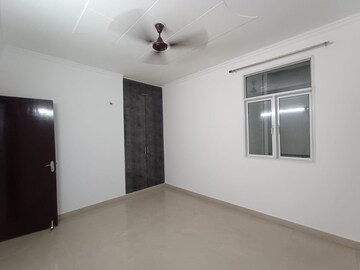 Room in 3 BHK Apartment at H R Buildcon Elite Homz, Sector 77 – for Rent
