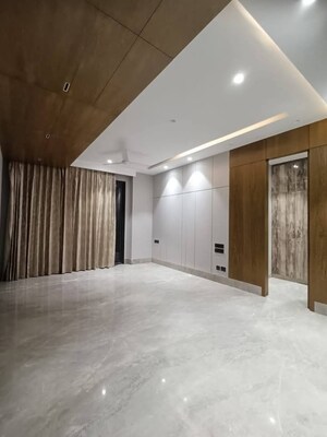 Room in 2.5 BHK Apartment at AIHP Tower, Sector 18 – for Rent