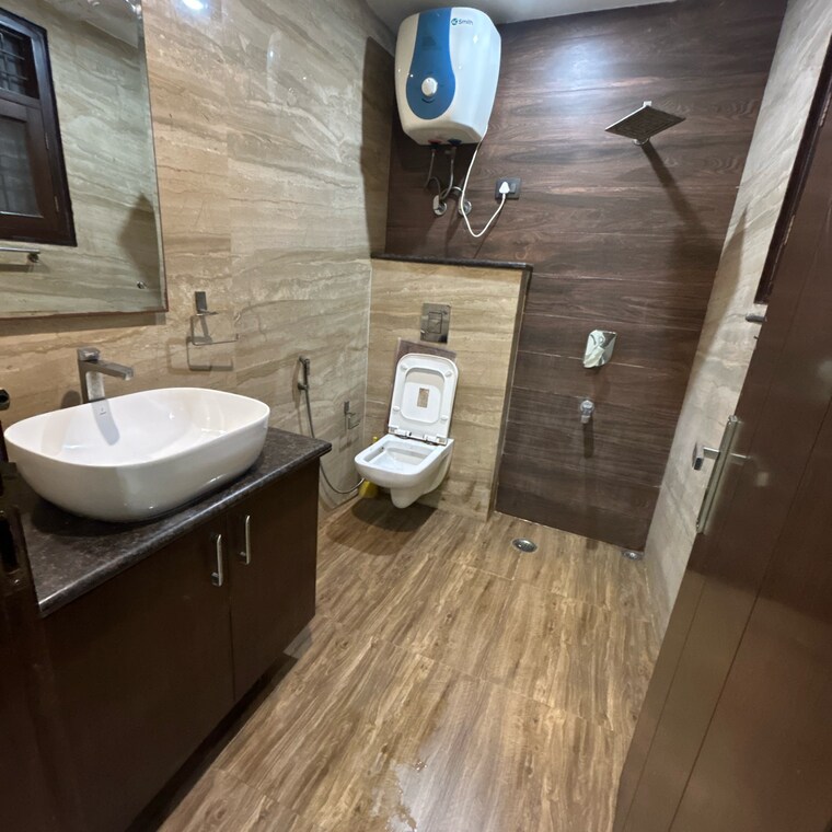 Bathroom, masjid moth 3 Bedroom 1800 Sq.Ft. Builder Floor In Masjid Moth Delhi 9654457