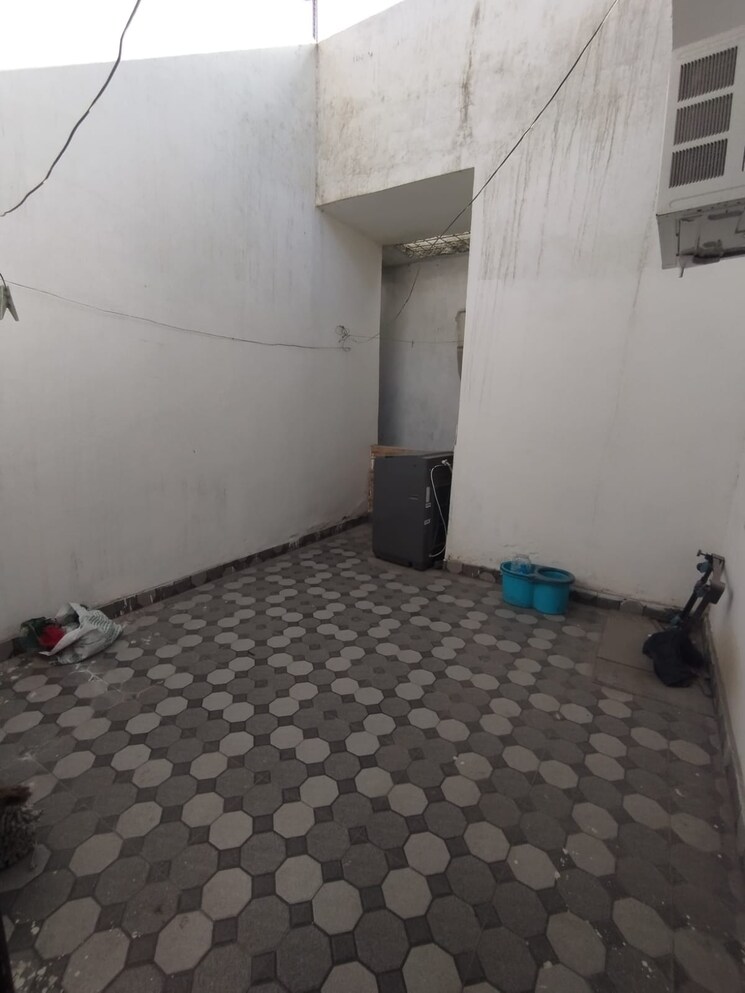 Other, freedom fighters enclave 2 Bedroom 880 Sq.Ft. Builder Floor In Freedom Fighters Enclave Delhi 9654596