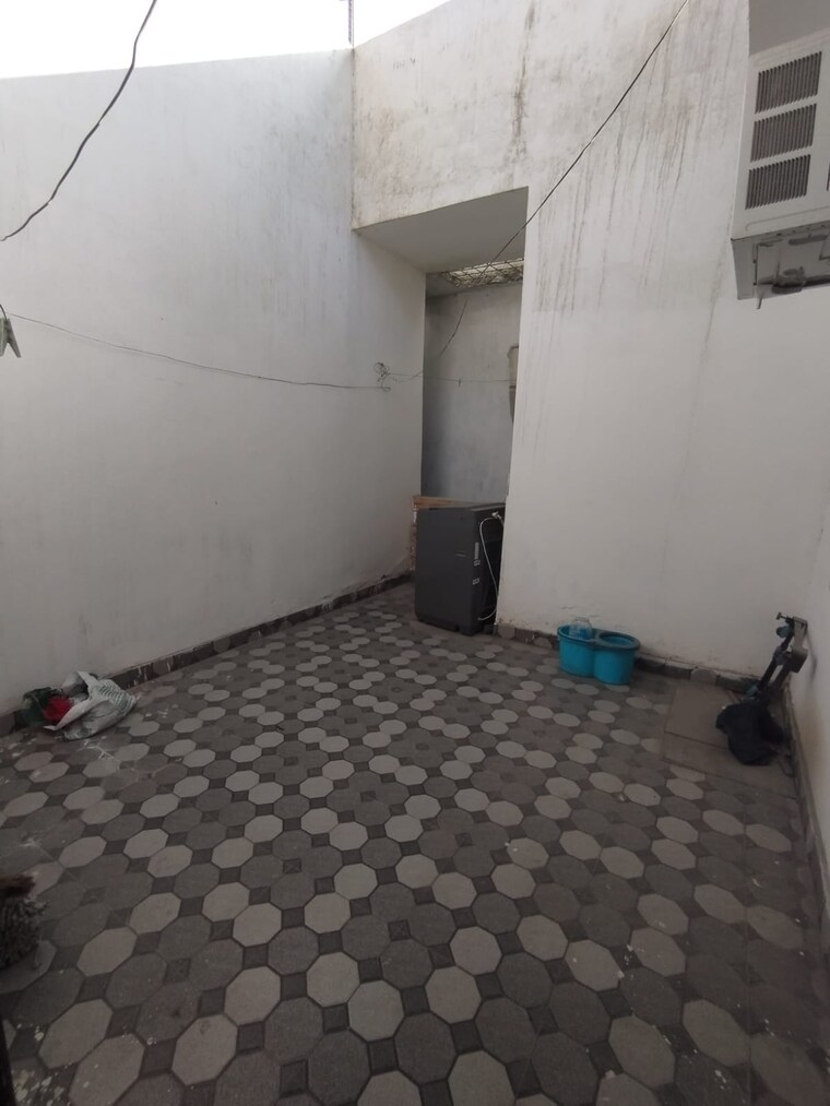 Other, freedom fighters enclave 2 Bedroom 880 Sq.Ft. Builder Floor In Freedom Fighters Enclave Delhi 9654596