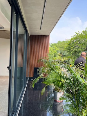 Balcony in 3 BHK Builder Floor at Boutique Residential Apartments C-253, Defence Colony – for Rent