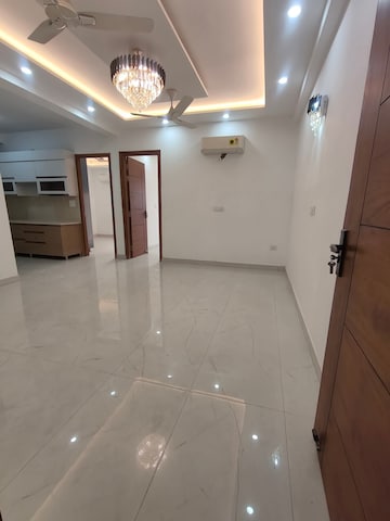 Bathroom in 1 RK Apartment at DLF Building 10, Dlf Phase ii – for Rent