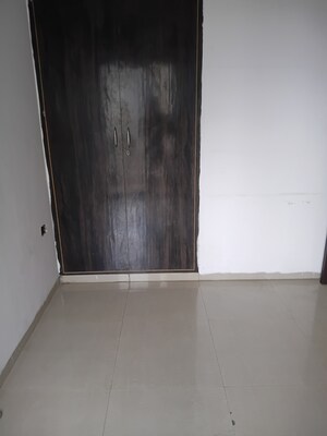 Room in 3 BHK Apartment at Nirala Estate, Tech Zone 4 Greater Noida – for Sale
