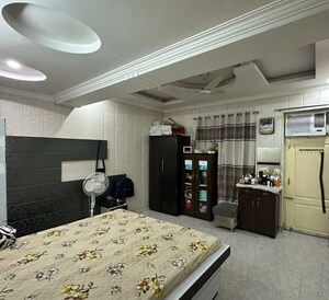 Room in 2 BHK Apartment at Hazratganj – for Rent